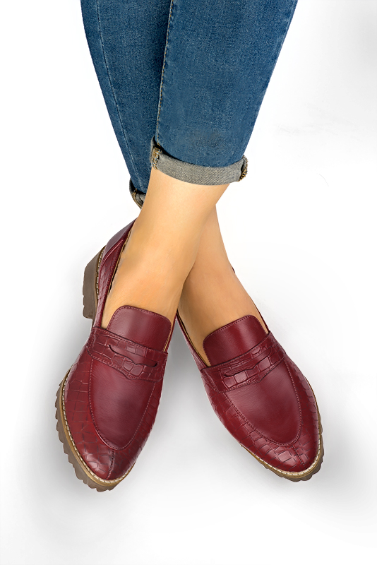 Burgundy red women's casual loafers. Round toe. Flat rubber soles. Worn view - Florence KOOIJMAN